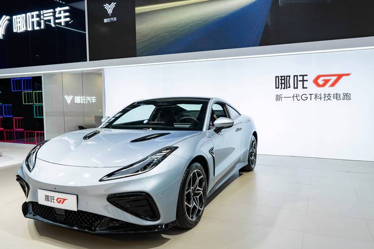 惠州95哪吒汽车在智能汽车领域的表现，领途汽车在新能源汽车市场中的影响力